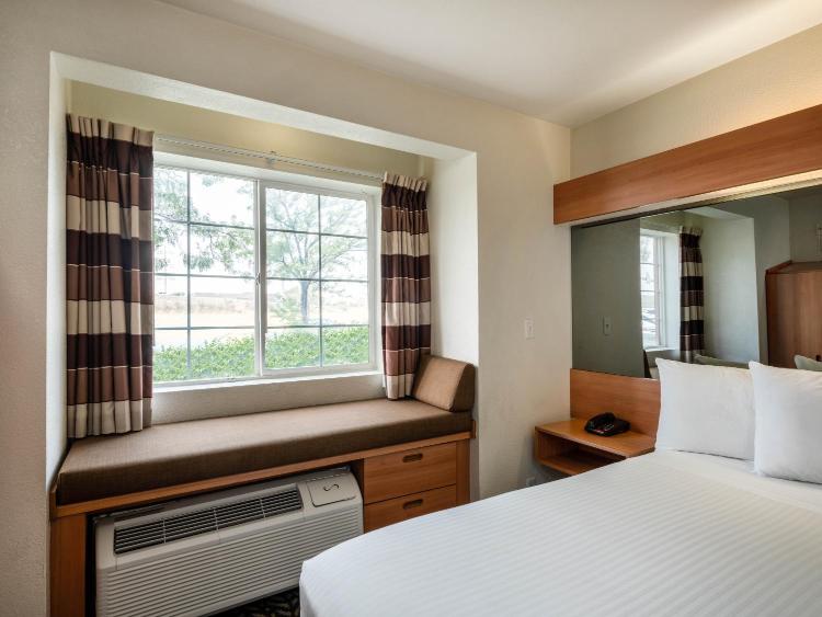 Microtel Inn & Suites by Wyndham Salt Lake City Airport photo 4