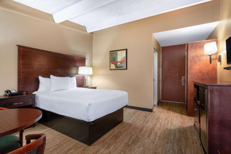 Travelodge by Wyndham Lakeland photo 2