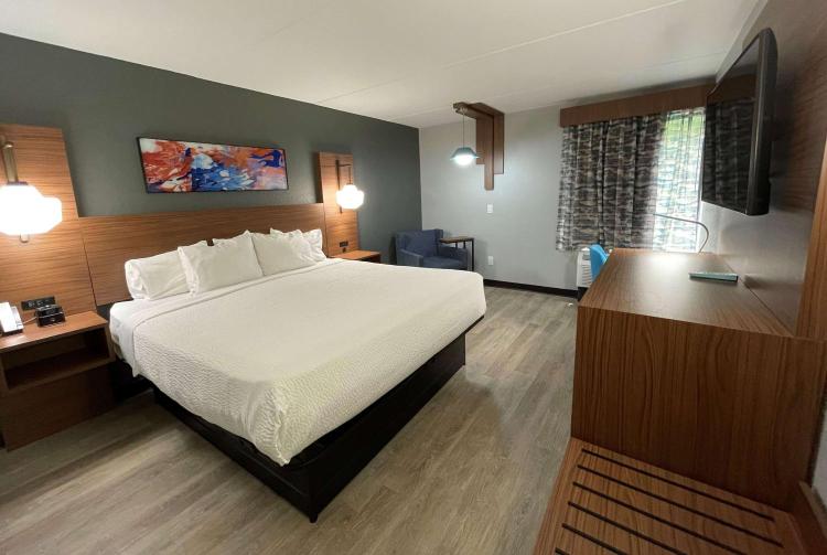 La Quinta Inn & Suites by Wyndham Fayetteville I-95 photo 2