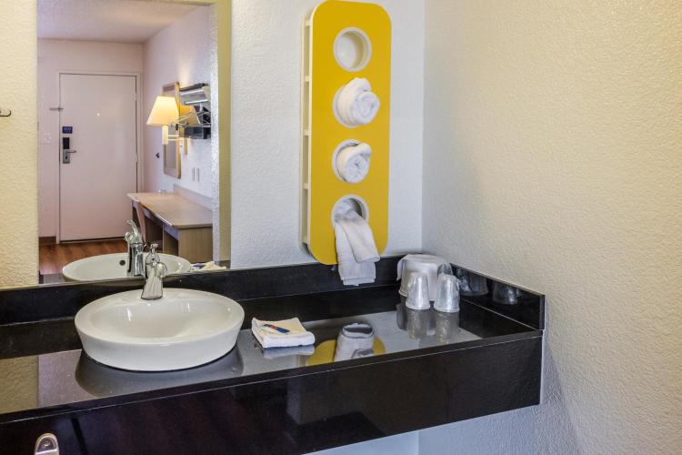 Motel 6 Bakersfield, CA - Convention Center photo 1