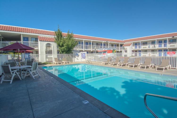 Motel 6-Redding, CA - South photo 1