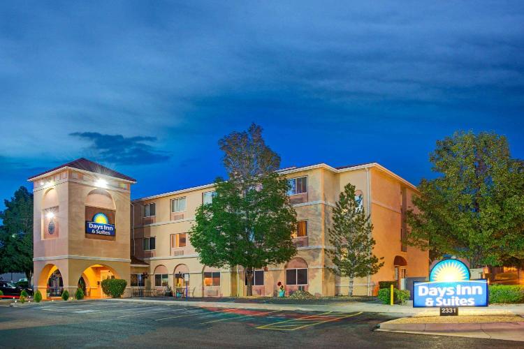 Days Inn & Suites by Wyndham Airport Albuquerque photo 1
