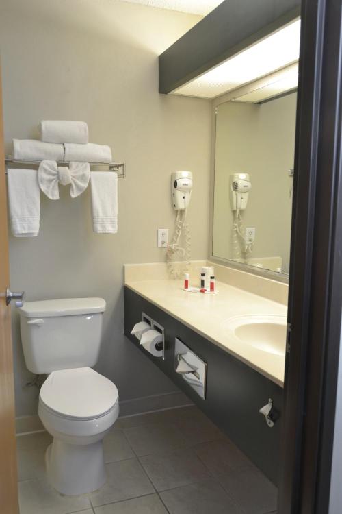 Days Inn & Suites by Wyndham Airport Albuquerque photo 2