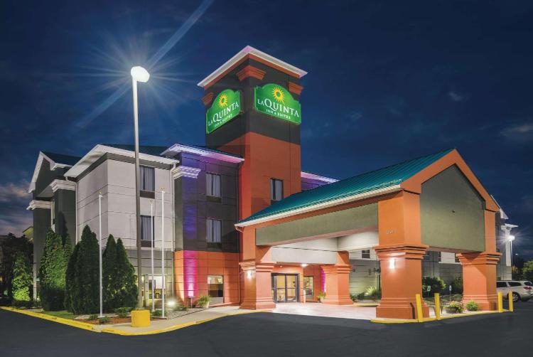 La Quinta Inn & Suites by Wyndham Louisville East photo 1