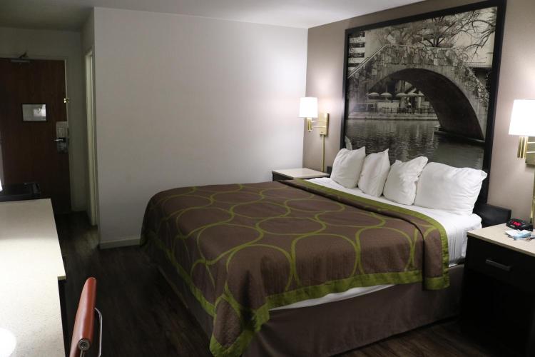 Super 8 by Wyndham San Antonio/I-35 North photo 3