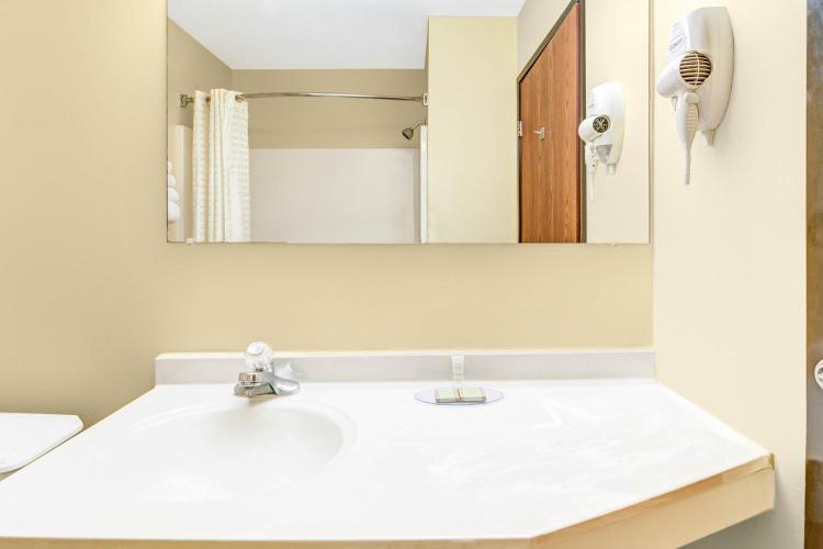 Super 8 by Wyndham McKinney/Plano Area photo 3