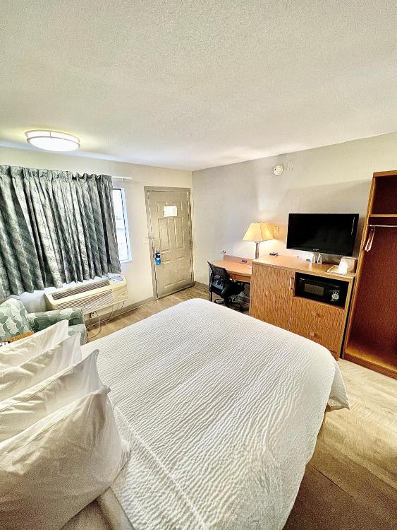 Days Inn & Suites by Wyndham Arlington Near Six Flags photo 3