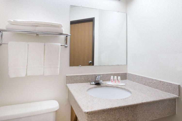 Super 8 by Wyndham Morgantown photo 3