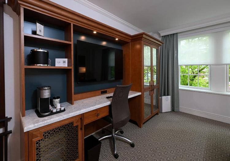 Hotel Roanoke & Conference Center, Curio Collection by Hilton photo 3