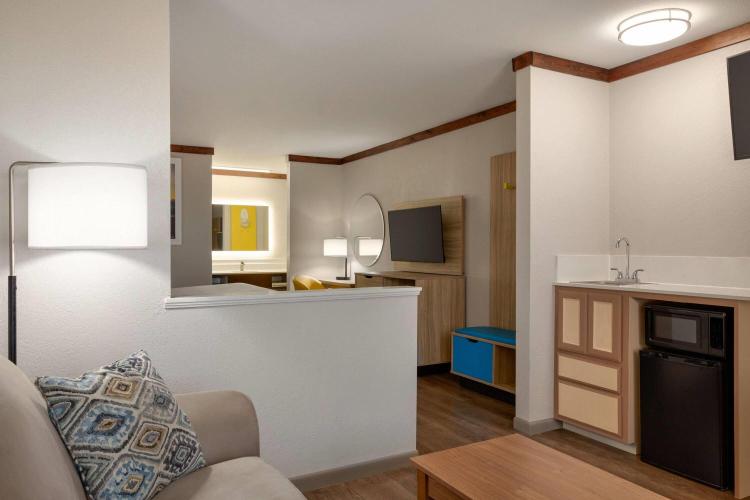 Days Inn by Wyndham Suites Fredericksburg photo 3