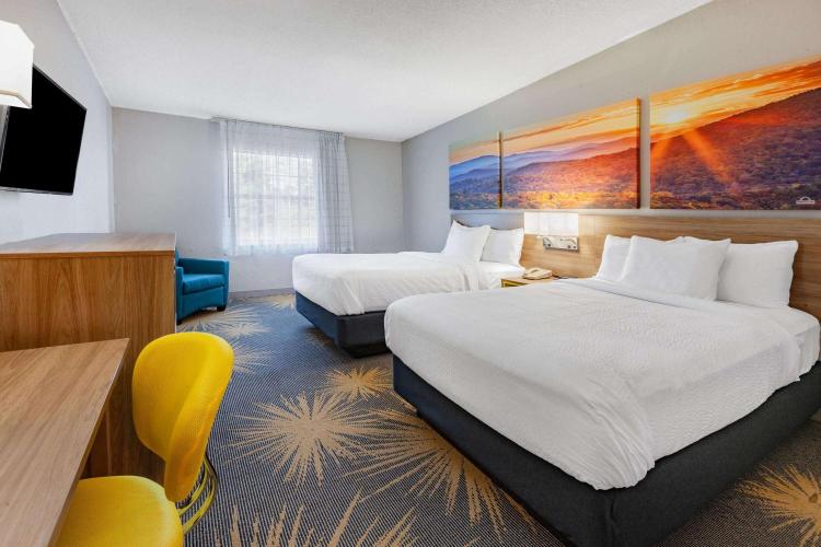 Days Inn by Wyndham Roanoke Hollins Near I-81 photo 2