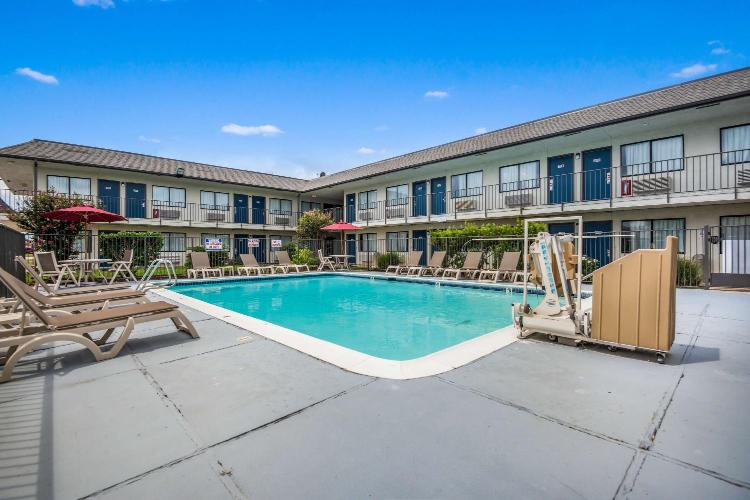 Motel 6-College Station, TX - Bryan photo 1