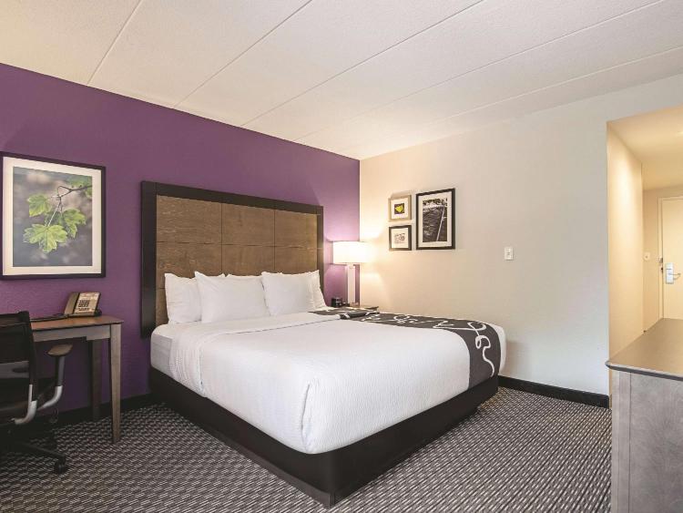 La Quinta Inn & Suites by Wyndham Portland DT Maine Med photo 3