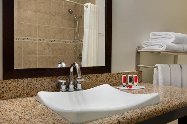 Ramada by Wyndham Oakland Downtown City Center photo 2