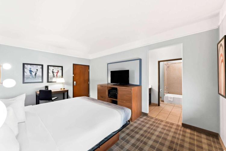 AmericInn by Wyndham New Braunfels photo 2