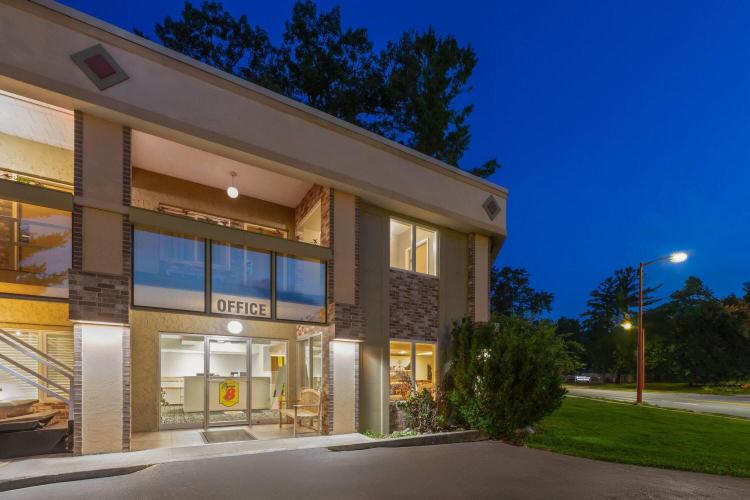 Super 8 by Wyndham Traverse City photo 1