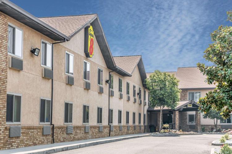 Super 8 by Wyndham Redding photo 1