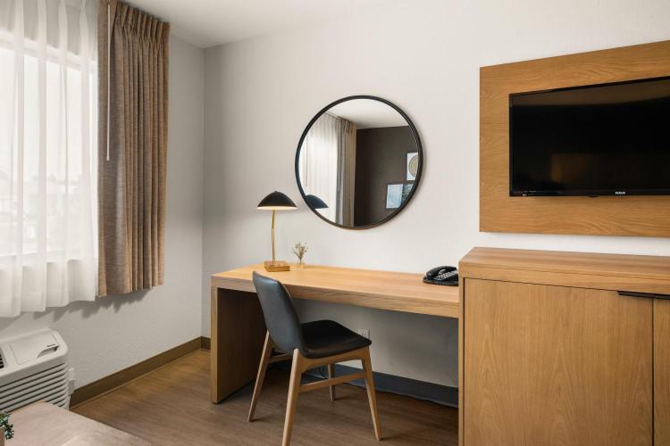 Oxford Suites Redding photo 2