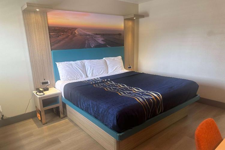 Super 8 by Wyndham Oceanside Downtown photo 2