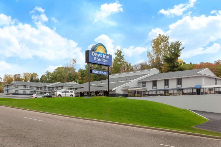 Days Inn & Suites by Wyndham Wisconsin Dells photo 1