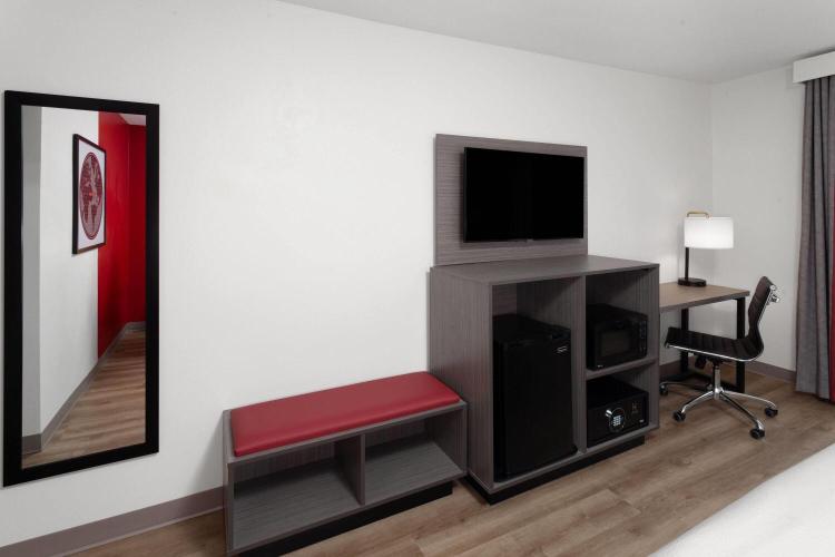 Ramada by Wyndham Milwaukee photo 2