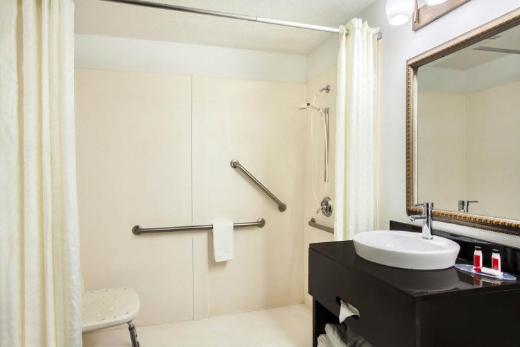 Super 8 by Wyndham Pensacola photo 2