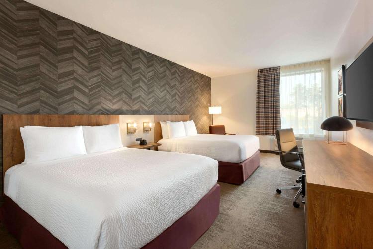 La Quinta Inn & Suites by Wyndham Santa Rosa Sonoma photo 2