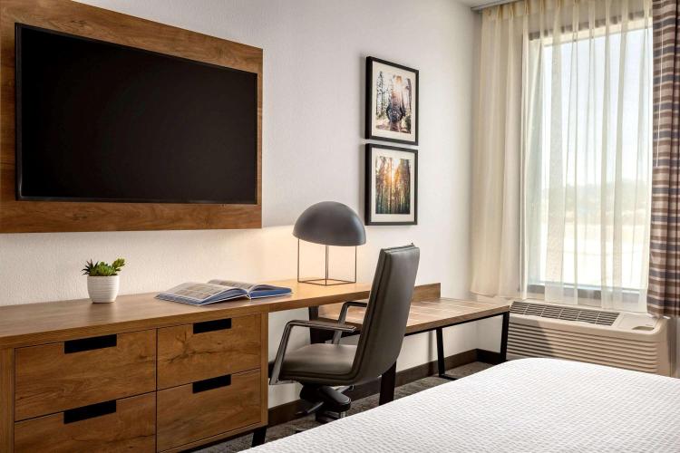 La Quinta Inn & Suites by Wyndham Santa Rosa Sonoma photo 3