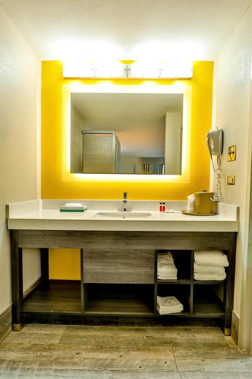 Baymont by Wyndham Murfreesboro photo 1