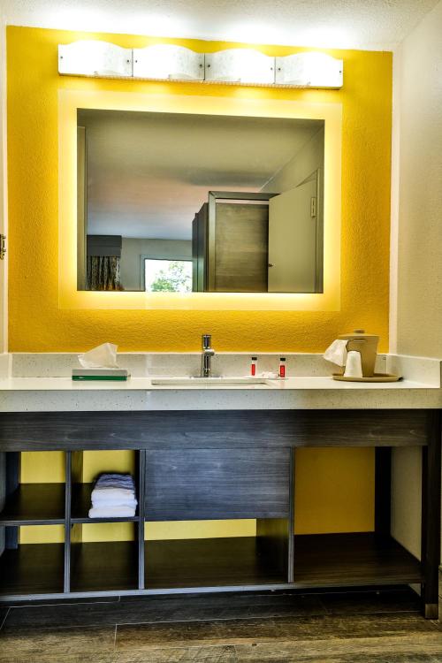 Baymont by Wyndham Murfreesboro photo 2