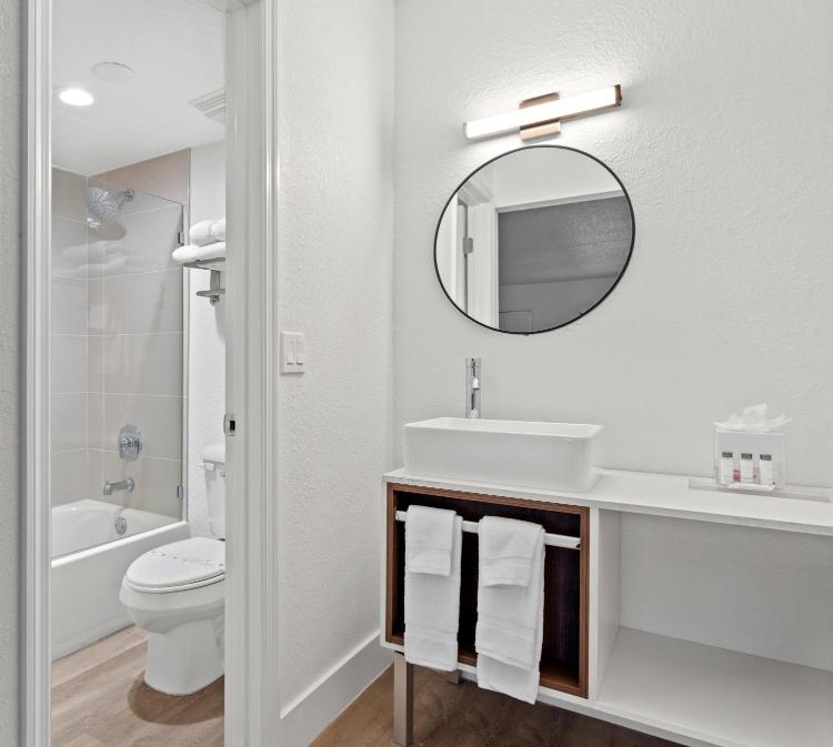 Baymont by Wyndham Jacksonville Airport photo 3